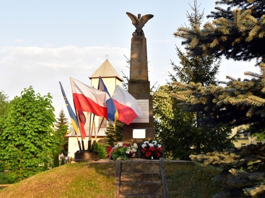 Dwa maszty  flagowe w centrum Sobowa. Flagi będą powiewać przy pomniku dla wolnych obywateli