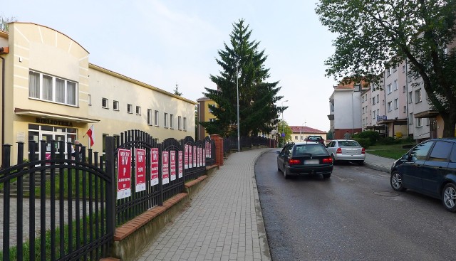 "Wróć bez HIV. W imię zasad dalej idę. Mam to w sobie i stracę" lub "Wróć bez HIV. Nie patrzę na innych. Ty też się nie sugeruj. By nie równać zeru - sam życiem swym kieruj" - to tylko 2 spośród 50 cytatów, które dotrą do około 30 tysięcy uczestników Przystanku Olecko, a także turystów i mieszkańców miasta.