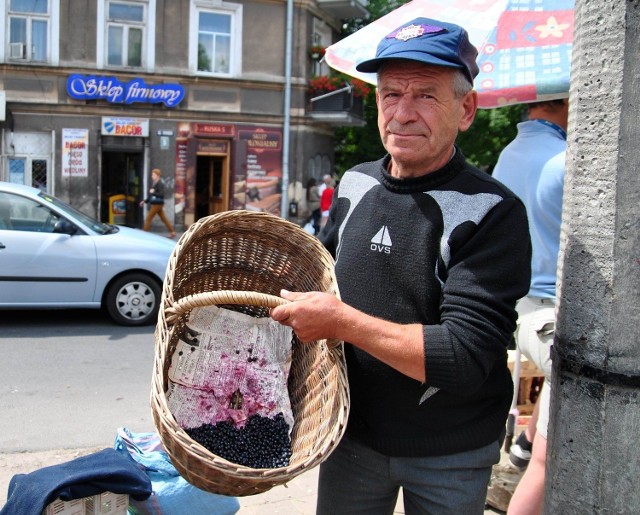 Jerzy Potański, sprzedawca jagód, nie ma wątpliwości, że warto jeść jagody. Mają zdrowotny wpływ m.in. na wzrok