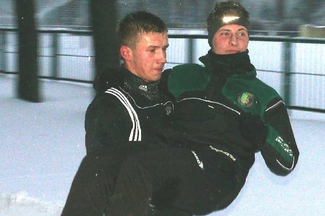 Mateusz Młynarczyk (z lewej), piłkarz testowany w Stali Stalowa Wola, miał wczoraj okazję podczas treningu przenosić swojego kolegę ze &#8222;Stalówki&#8221;, Tomasza Majowicza.