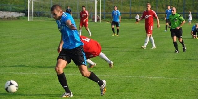 Mateusz Fryc (na pierwszym planie) wbił wiosną trzy gole Łysicy w ligowym, zwycięskim 5:1 pojedynku w Skarżysku. Teraz z kolegami chce przełamać niemoc na boisku w Bodzentynie i zrewanżować się za porażkę 0:5 w Pucharze Polski. 