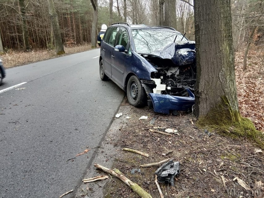 Wypadek w Murowie. Volkswagen touran uderzył w drzewo. Pogotowie zabrało do szpitala dwie osoby, kobietę i jej synka 