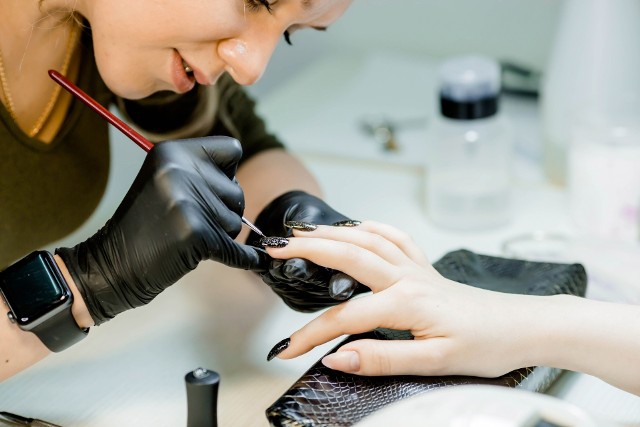 Kobiety posiadające krótkie i pulchne palce pragną je nieco wyszczuplić. Mogą to zrobić odpowiednim manicure'em.