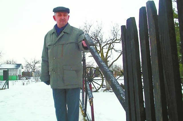 - Na łobuzów nie ma mocnych - mówi Mirosław Szczepański, pokazując zdewastowane ogrodzenie jednej z działek.