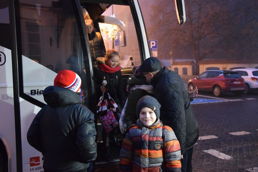Dzieci z Litwy przyjechały na święta do Białegostoku. Moment spotkania z rodzinami był pełen wzruszeń! (zdjęcia)