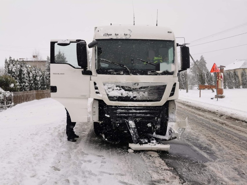 Wypadek w Porębie, pow. wyszkowski, na drodze wojewódzkiej nr 694. 2.04.2022. Uwaga, warunki jazdy trudne!