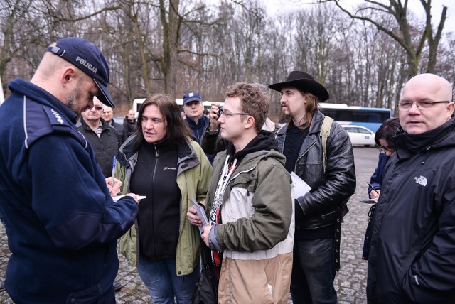 Pod Cmentarzem Wojennym Żołnierzy Radzieckich, gdzie władze miasta składały wieńce, odbył się protest środowisk prawicowych