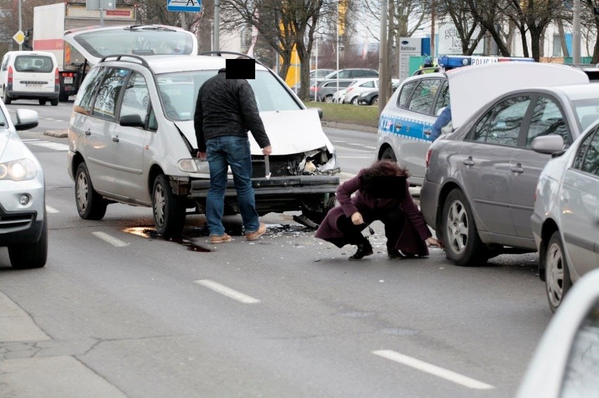 Stłuczka pięciu aut na ul. Szczecińskiej w Słupsku (zdjęcia)