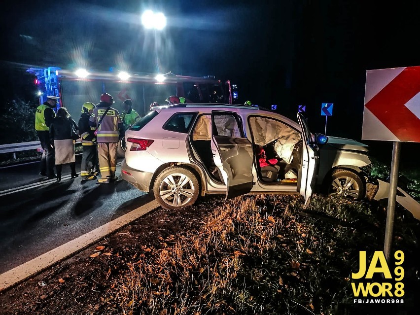 Wypadek na drogowy w miejscowości Jeżów. Dwie osoby zostały...