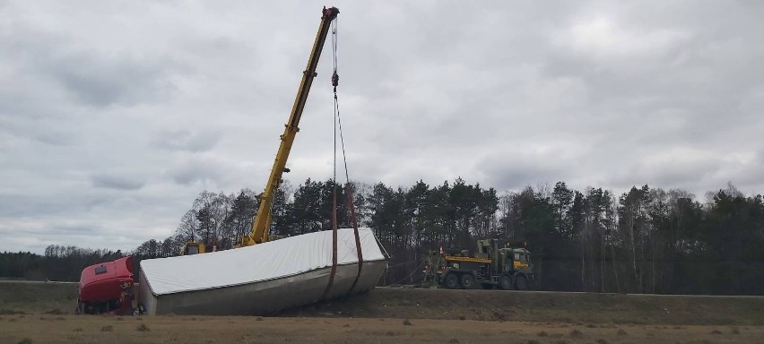 Wypadek w Gniazdowie. 5.03.2022 doszło do tragicznego wypadku na drodze wojewódzkiej 677 w gminie Stary Lubotyń. Zdjęcia