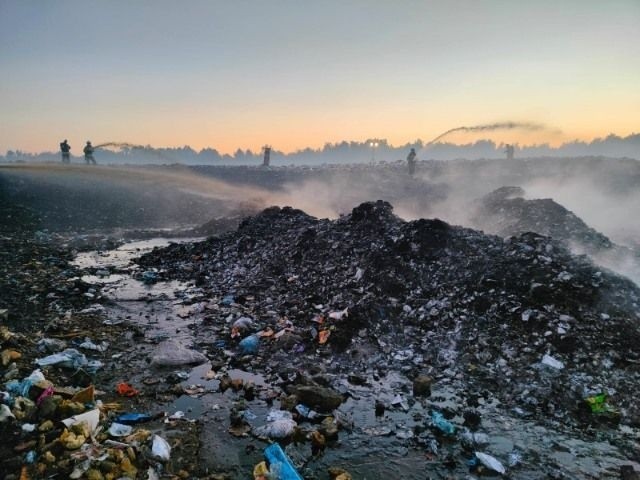 Pożar wysypiska śmieci w Rzędowie na pograniczu powiatów buskiego i staszowskiego. 102 strażaków walczyło z ogniem 
