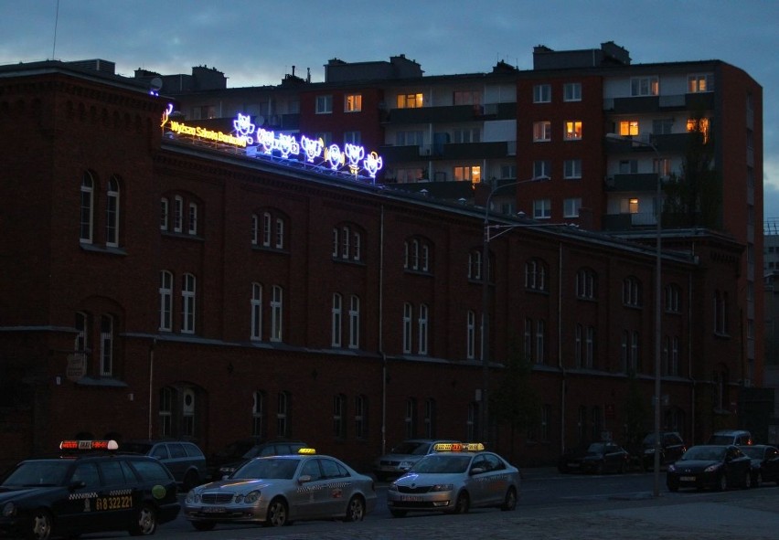 W Poznaniu można podziwiać nowy neon. Znajduje się na...