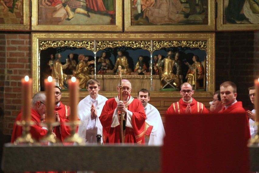 Główna msza w Poznaniu rozpoczęła się o godz. 10 w Katedrze...