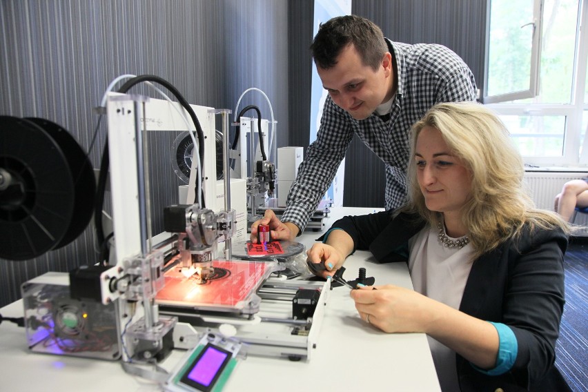 Innowacyjna technologia w Łodzi: pendrive i obudowa do telefonu z grafenem wprost z drukarki 3D