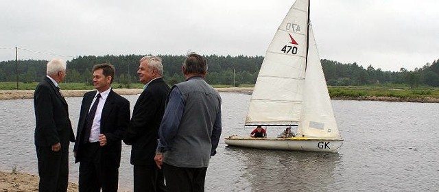 Na zbiorniku w Nisku swój kunszt doskonalą żeglarze z Jacht Klub Nisko. 