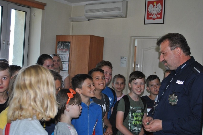 Uczniowie z Dębołęki odwiedzili radziejowską Komendę Policji. To oni, a nie policjanci, zadawali wiele pytań...