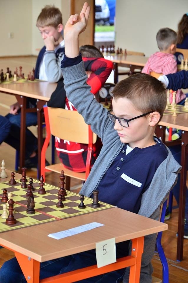 Młodzi szachiści na powiatowym turnieju w Więcławicach Starych