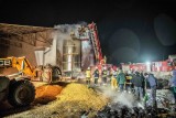 Pożar suszarni do ziarna w Gałązkach. Zobacz zdjęcia z akcji strażaków