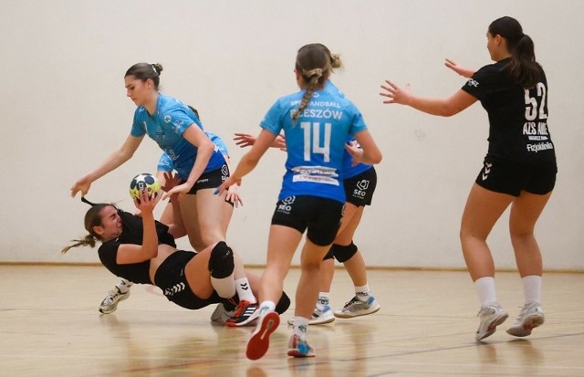 Handball Rzeszów (niebieskie koszulki) pokonał AZS UMCS Lublin.