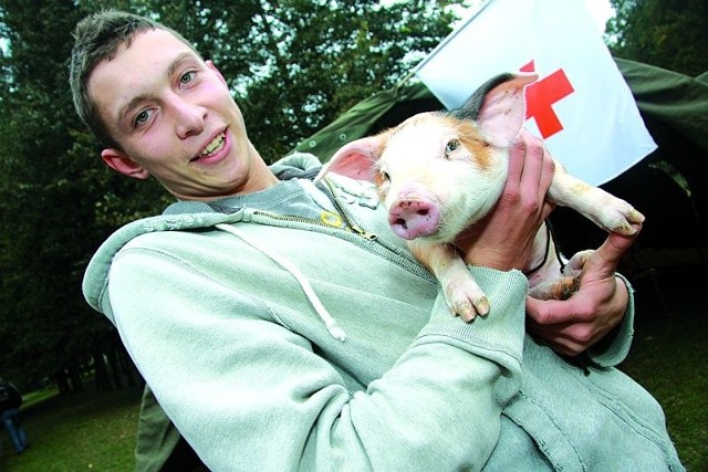 Adam Bagiński i jego zwierzątko &#8211; świnka o wdzięcznym imieniu Pati &#8211; zrobili furorę podczas czwartej edycji Dnia Pupila, organizowanego przez Zespół Szkół Weterynaryjnych w Łomży