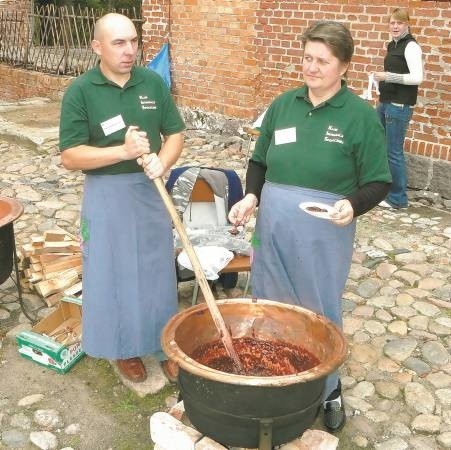 Wioletta Przekora smażyła powidła przez kilkanaście godzin. Pomagał jej Sebastian Więckowski, bo to ciężka robota.