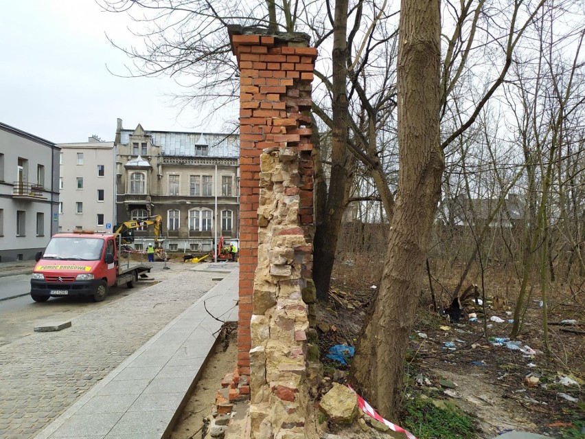 Trwa renowacja ocalałego fragmentu muru z czasów powstania...