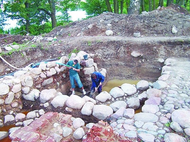 Dzięki wykopaliskom na północnej części wyspy, archeolodzy odkryli pozostałości po budynkach  gospodarczych z XVI i XVII wieku, a także starsze, drewniane.