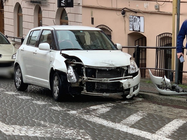 Do zdarzenia doszło w poniedziałek w Przemyślu.- Kierujący suzuki, 40-letni mieszkaniec Przemyśla wyjeżdżając z ul. Mniszej w kierunku ul. Słowackiego nie ustąpił pierwszeństwa kierującemu skodą, który jechał w stronę mostu Orląt Przemyskich – powiedziała mł. asp. Marta Fac z KMP w Przemyślu.Zobacz także: Wypadek w Duńkowiczkach. Kierująca fordem wypadła z drogiW suzuki podróżowała jeszcze matka z miesięcznym dzieckiem. Pogotowie ratunkowe zabrało dziecko profilaktycznie na obserwację do szpitala. Kierujący byli trzeźwi. W chwili zdarzenia nie działała sygnalizacja świetlna. Policjanci ustalają dokładne okoliczności tego wypadku. Zdjęcia otrzymaliśmy od internautów na alarm@nowiny24.pl, dziękujemy!FLESZ: Wypadki drogowe - pierwsza pomoc 