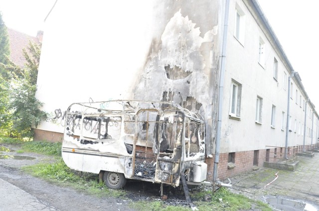 Spalona przyczepa kempingowa u zbiegu Kotsisa i Boznańskiej na Biskupinie