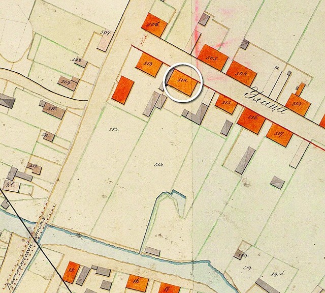 Dom przy ul. Warszawskiej 2 (dawna posesja przy ul. Bojarskiej 514) zbudował radca Franz Stahller między 1803 a 1807 r. Jest on widoczny na mapie z 1810 r. ).