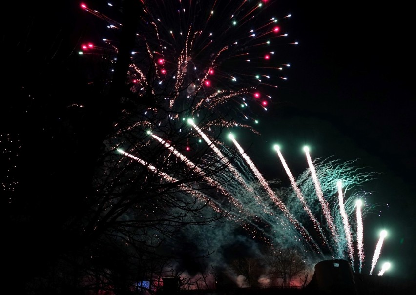 Iłża. Zjawiskowy pokaz fajerwerków w Nowy Rok oglądało 5 tysięcy osób. Został zorganizowany po raz piętnasty 