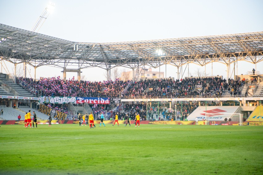 Obniżka wynagrodzeń o 50 procent z powodu koronawirusa. Piłkarze Korony Kielce do środy mają odpowiedzieć zarządowi