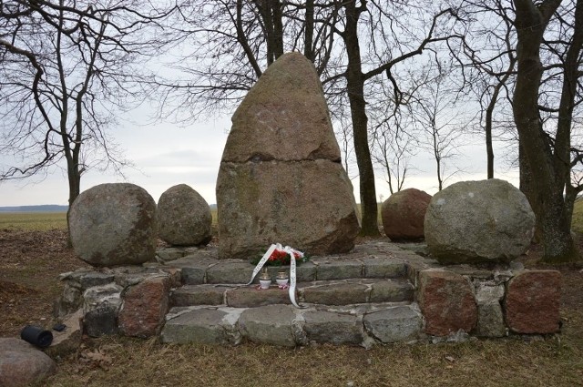 W dniu rocznicy bitwy pod Mianowicami, pod obeliskiem hołd poległym żołnierzom składają uczniowie i samorządowcy.