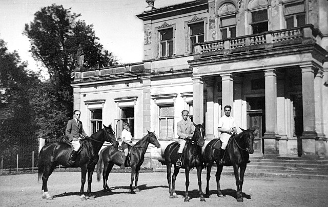 Lata 1930-1935 , Członkowie rodziny Deskurów przed pałacem.>>>Więcej zdjęć na kolejnych slajdach