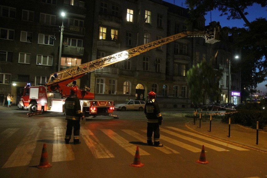 Wrocław: Złamana gałąź spadła na peugeota. Uszkodziła też linię energetyczną (ZDJĘCIA)