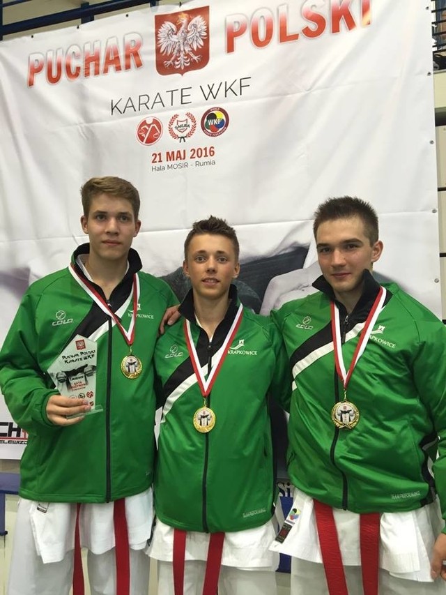 Krapkowiczanie Michał Szostecki, Beniamin Strzelecki, Michał Kowalewicz wygrali w kata drużynowym juniorów.