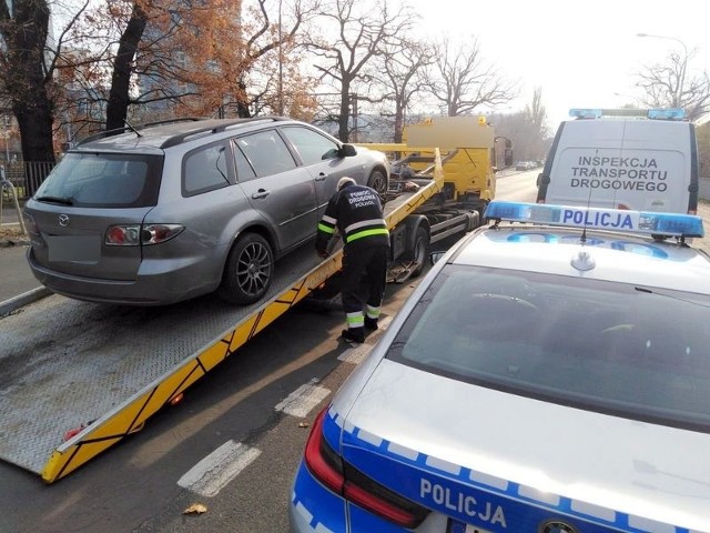 Samochód, którym Ukrainiec przewoził pasażerów został zatrzymany i odholowany na parking do dalszych działań. Kierowca nie zapłacił nałożonej kary.