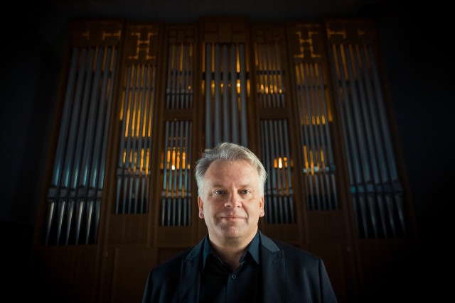 Marek Stefański - wirtuoz organów, pedagog i animator życia muzycznego. Należy do grona najbardziej aktywnych artystycznie polskich organistów, również na arenie międzynarodowej.
