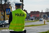 Policjanci z Krosna Odrzańskiego przeprowadzają kontrole drogowe. Ile razy kierowcy zagrażali pieszym w powiecie krośnieńskim w 2024 roku?