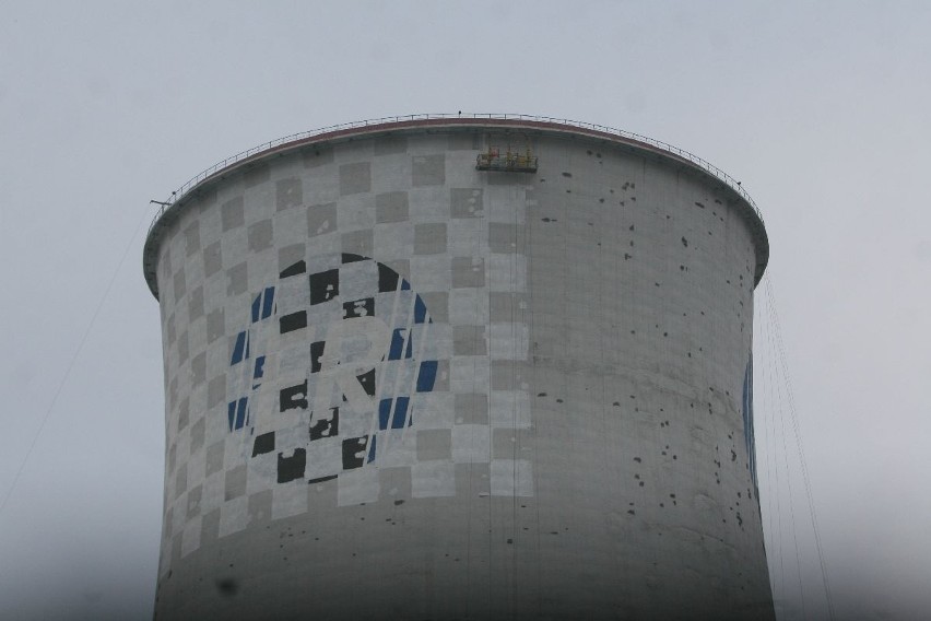 Trwa malowanie kominów elektrowni w Rybniku