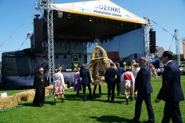 Tradycyjnie, jak co roku, rolnicy uroczyście świętowali zakończenie prac polowych. Tegoroczne dożynki powiatowo-gminne odbyły się w Buku. Na stadionie miejskim od godziny 14 trwały uroczystości dożynkowe, na które zaprosili Jan Grabkowski, starosta poznański oraz Paweł Adam, burmistrz gminy Buk.