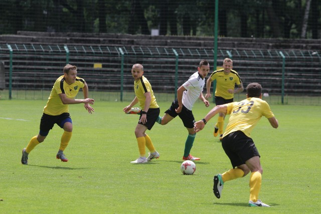 GKS Katowice w pierwszym sparingu pokonał GKS Bełchatów 2:1. W zespole Jacka Paszulewicza testowanych było kilku nowych zawodników, m.in. były reprezentant Polski. ZOBACZCIE ZDJĘCIA