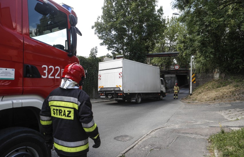 Po południu ciężarowy MAN utknął pod wiaduktem na ulicy...