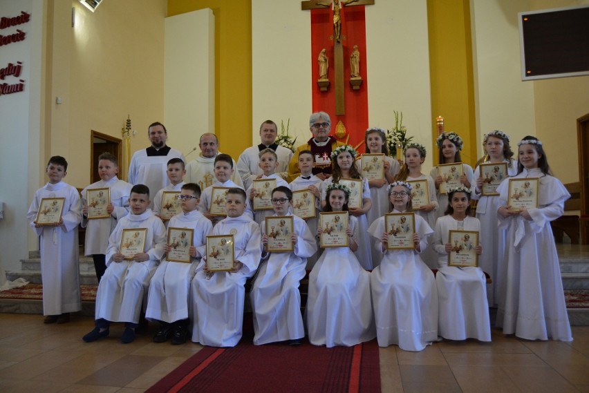 Maków Mazowiecki. Komunia święta w parafii pw. św. Brata Alberta. 9.05.2021 r. Zdjęcia, wideo