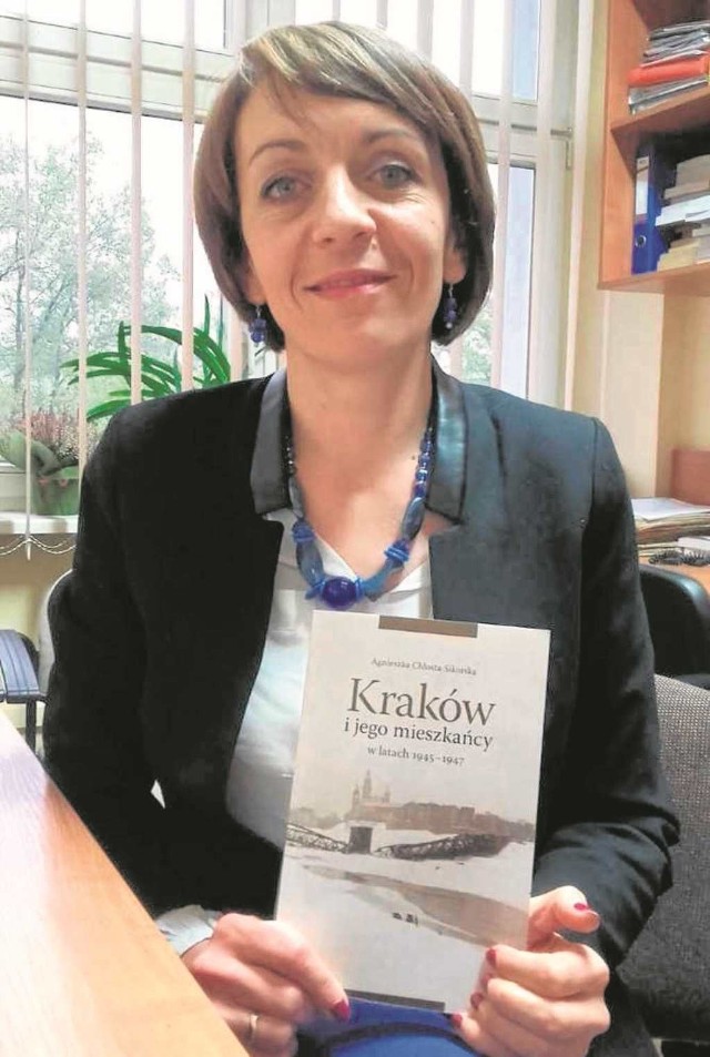 Dr Agnieszka Chłosta-Sikorska ze swoją książką o Krakowie