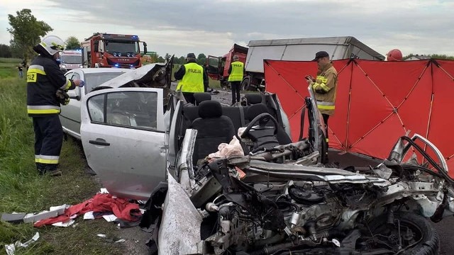 Jedna osoba zginęła, a trzy zostały ranne w wypadku, do którego doszło we wtorek w miejscowości Rusiec. Na DK 74 zderzyły się dwa samochody osobowe i tir. Trasa w tym miejscu jest zablokowana. Do wypadku doszło przed godziną 18 na 47. kilometrze DK 74 na odcinku Wieluń - Bełchatów.Jak wynika z wstępnych ustaleń 50-letni kierujący oplem z niewyjaśnionych przyczyn zjechał na przeciwległy pas ruchu doprowadzając do czołowego zderzenia ze scanią, którą kierował 25-latek. W efekcie zderzenia opel odbił się od ciężarówki uderzając w jadącego za nim  volkswagena  kierowanego przez 23-latkę. Kobieta została zabrana do szpitala podobnie jak 25-letni pasażer.  Pogotowiem lotniczym do szpitala w Łodzi została zabrana także pasażerka  opla, której tożsamość jest ustalana. Niestety 50-letni kierujący zmarł - podała policjaNa miejscu policja wyjaśnia przyczyny zderzenia. Ruch jest kierowany na lokalne objazdy.ZOBACZ ZDJĘCIA Z WYPADKU - KLIKNIJ DALEJ