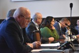 Rada Powiatu Malborskiego po 2 latach spotkała się na sesji stacjonarnej, by ustalić, że... będzie się spotykać w tym trybie
