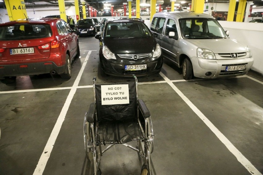 Akcja Fundacji Impuls. Zablokowali miejsca postojowe wózkami inwalidzkimi (zdjęcia, wideo)