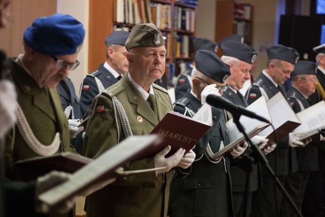 W czytelni słupskiej Miejskiej Biblioteki Publicznej odbył się charytatywny koncert Wojskowego Zespołu Wokalnego Wiarusy. Zespół wystąpił dla uczczenia 99. rocznicy urodzin pierwszego założyciela Wiarusów i patrona grupy ppłk lek. Stanisława Szarmacha oraz z okazji 9. rocznicy reaktywacji zespołu. Dochód z koncertu przeznaczony zostanie na rzecz Hospicjum Miłosierdzia Bożego w Słupsku.