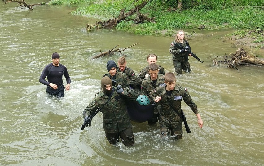 Uczniowie z Kędzierzyna-Koźla trenują jak żołnierze służb specjalnych. Zobacz zdjęcia z obozu szkoleniowego
